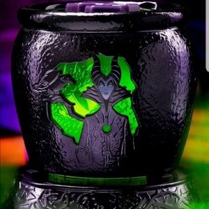 Brand new Scentsy Villians Warmer